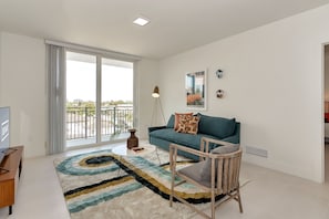 Appartement Duplex | Coin séjour | TV connectée de 43 pouces avec chaînes numériques, télévision, Netflix