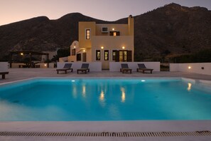 Seasonal outdoor pool - Private villa Evgenia (Santorini)