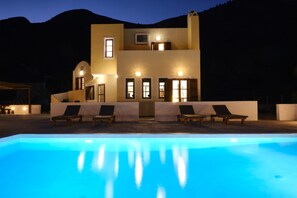 Seasonal outdoor pool - Private villa Evgenia (Santorini)