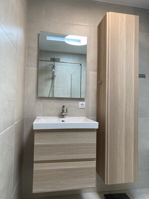 Douche, sèche-cheveux, serviettes fournies, savon