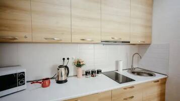 Departamento, 1 cama King size y sofá cama | Cocina privada | Refrigerador, microondas, horno y parrilla de estufa