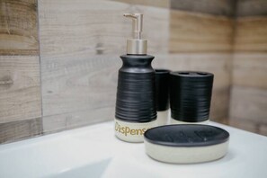 Appartement, 1 très grand lit et 1 canapé-lit | Salle de bain | Douche, séchoir à cheveux, serviettes fournies, shampooing