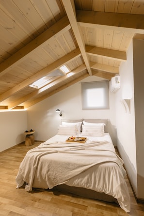 2 bedrooms, in-room safe, desk, iron/ironing board