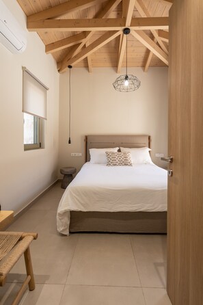 2 makuuhuonetta, tallelokero huoneessa, silitysrauta/-lauta