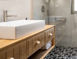 Dusche, umweltfreundliche Kosmetikartikel, Haartrockner, Bademäntel