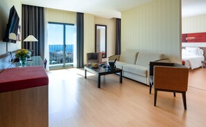 Minibar, Zimmersafe, Schreibtisch, laptopgeeigneter Arbeitsplatz