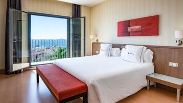 Minibar, coffres-forts dans les chambres, bureau