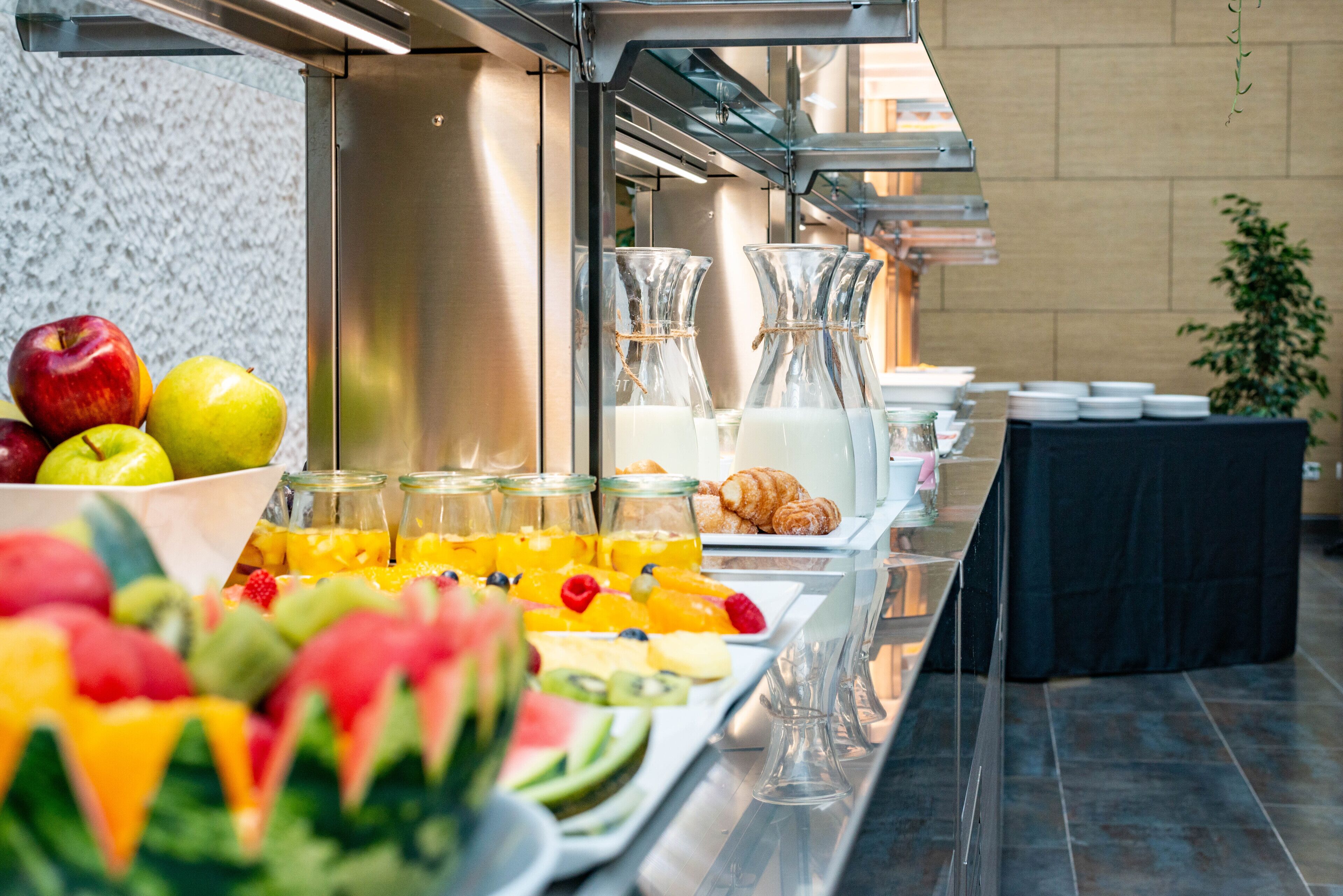 朝食 (  ビュッフェ)、毎日提供 (1 名様 13 EUR)