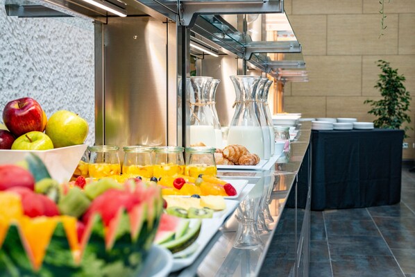 Café da manhã com buffet todos os dias mediante uma taxa