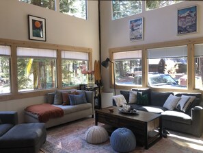 Smart TV, video games, books, music library - LOCATION! - PETS - FAST WIFI - CLOSE TO SKI/BEACH - PELOTON BIKE! (Tahoe City)