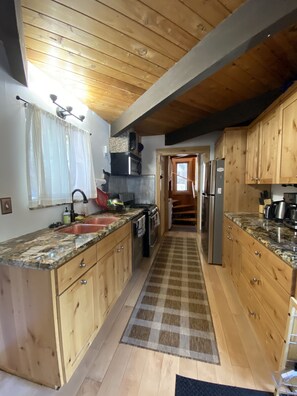 Fridge, microwave, oven, stovetop - LOCATION! - PETS - FAST WIFI - CLOSE TO SKI/BEACH - PELOTON BIKE! (Tahoe City)
