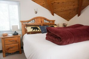 2 bedrooms, desk, travel cot, free WiFi - LOCATION! - PETS -  FAST WIFI -  CLOSE TO SKI/BEACH - PELOTON BIKE! (Tahoe City)