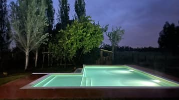 Een buitenzwembad, een verwarmd zwembad