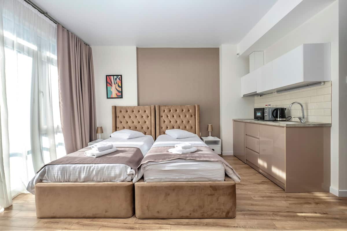 خزنة داخل الغرفة وتجهيزات عازلة للصوت ومكواة/لوح كي وواي فاي مجانًا