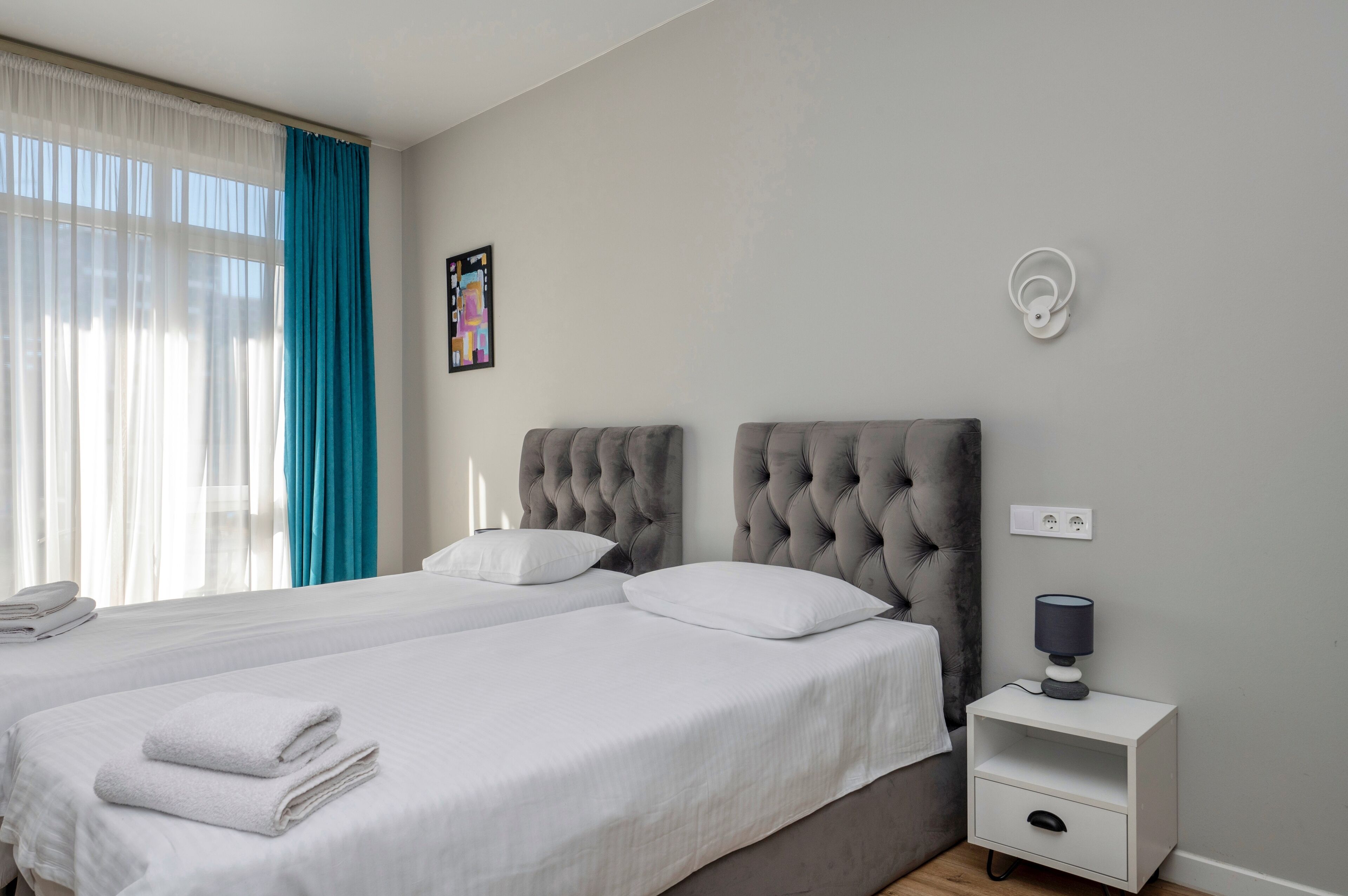 Een kluis op de kamer, geluiddichte muren, een strijkplank/strijkijzer