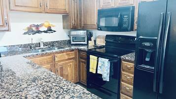 KĂŒhlschrank, Mikrowelle, Ofen, Herdplatte