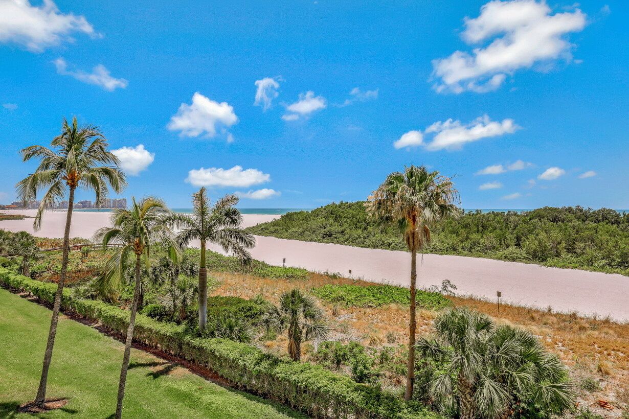Beachfront condo w/ wrap around balcony/pool/gym