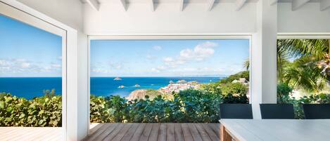 屋外ダイニングエリア