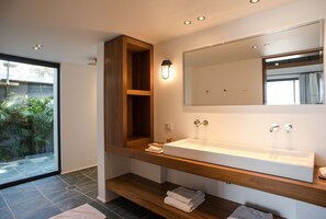 Shower, hair dryer, towels