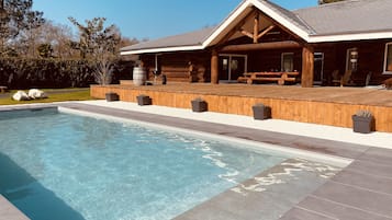 Una piscina al aire libre, una piscina climatizada