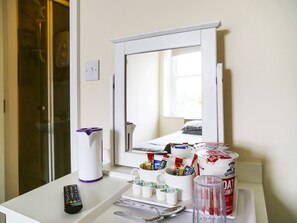 Iron/ironing board, bed sheets - OYO Castle Hotel, Accrington (Accrington)