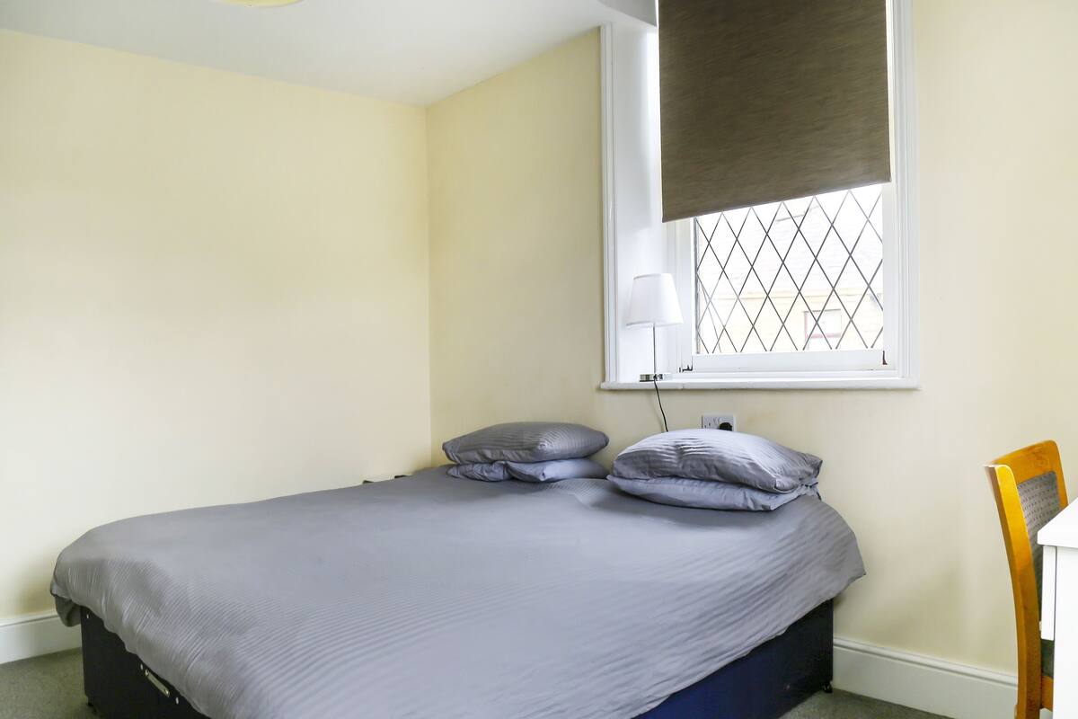 Iron/ironing board, bed sheets
