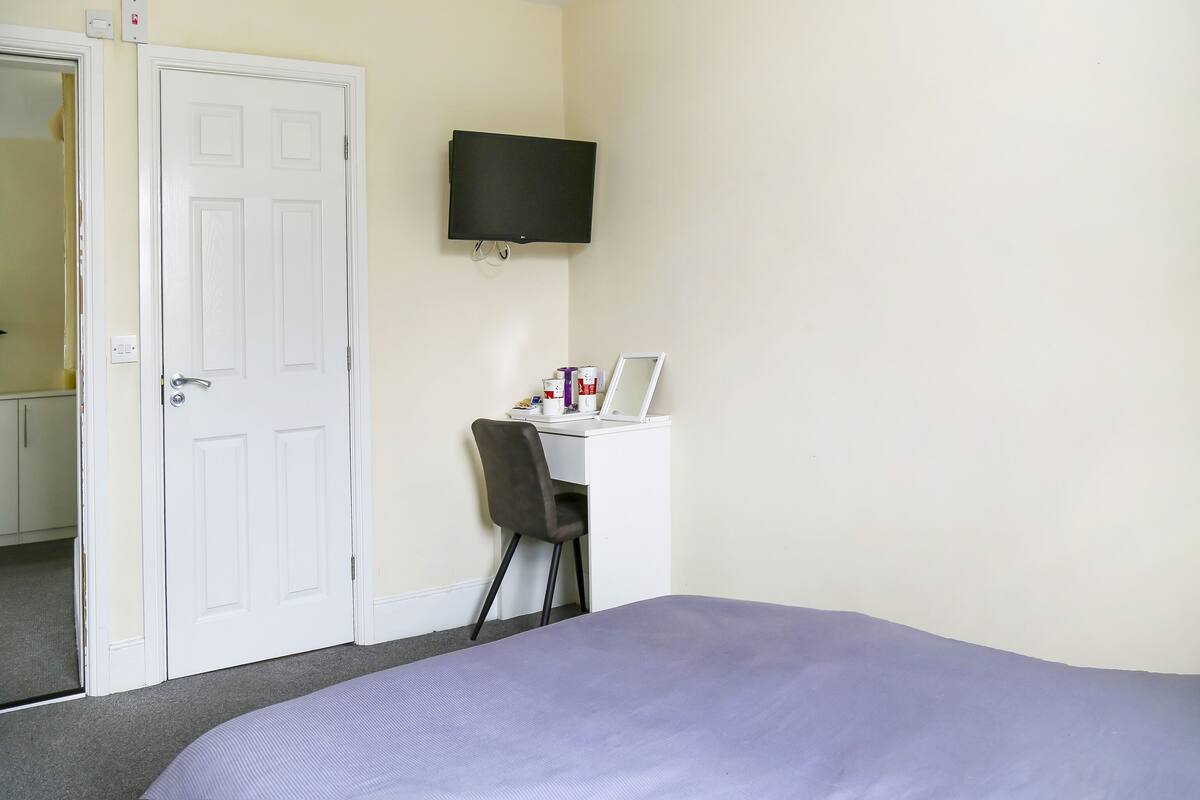 Iron/ironing board, bed sheets