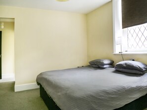 Iron/ironing board, bed sheets - OYO Castle Hotel, Accrington (Accrington)