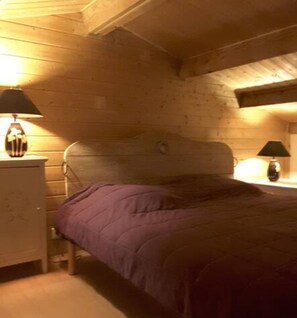 1 quarto, ferros/tábuas de passar roupa, berço de viagem