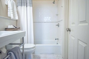 Badewanne, Haartrockner, Handtücher, Shampoo