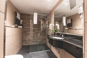 Shower, rainfall showerhead, free toiletries, hair dryer - PLAZA Residence Stuttgart-Ditzingen (Ditzingen)