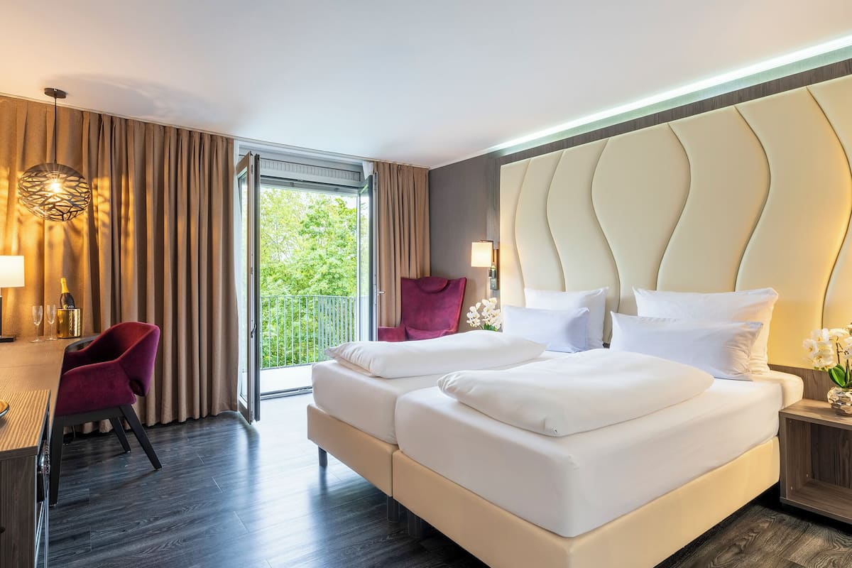 Habitación doble Confort, balcón | Escritorio, insonorización, wifi gratis y ropa de cama