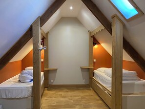 6 habitaciones, escritorio y tabla de planchar con plancha