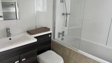 Apartment, 2 Queen Beds | Bathroom | Combined shower/bathtub, deep-soaking bathtub, hair dryer, towels