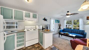 House, 1 Bedroom | Private kitchen | Fridge, microwave, oven, coffee/tea maker