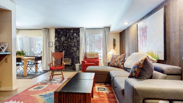 Condo, 1 chambre | Aire de séjour | Téléviseur connecté, foyer, services de diffusion en continu