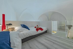 2 bedrooms, desk, iron/ironing board, WiFi