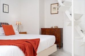 2 bedrooms, desk, iron/ironing board, WiFi