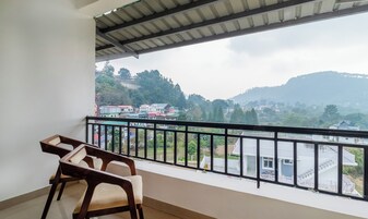 Muebles diferentes, escritorio y cortinas blackout 