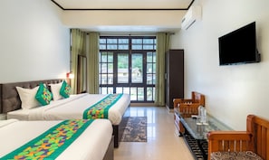 Premium family room | ตกแต่งพิเศษโดยเฉพาะ, โต๊ะทำงาน, ผ้าม่านกันแสง, เตารีด/โต๊ะรีดผ้า