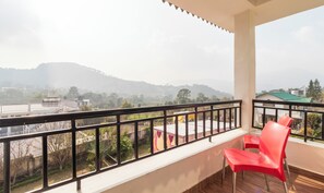Standard room with balcony - Treebo Spring Birds - Kainchi Dham (Nainital)
