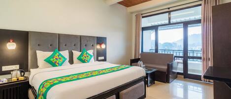 Deluxe room with Valley View | Ayrı ayrı döşenmiş, masa, güneşlik/perde, ütü/ütü masası