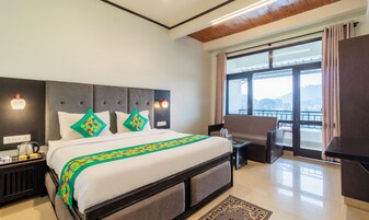 Muebles diferentes, escritorio y cortinas blackout 