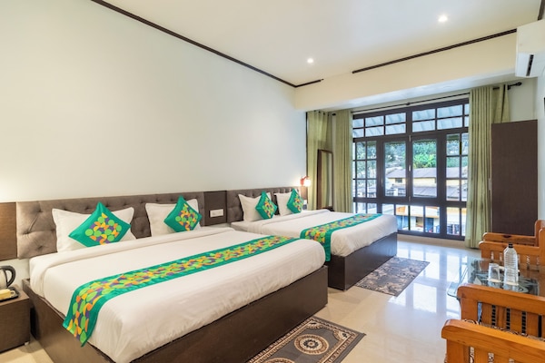 Premium family room | Ayrı ayrı döşenmiş, masa, güneşlik/perde, ütü/ütü masası