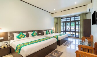 Muebles diferentes, escritorio y cortinas blackout 
