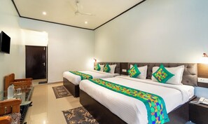 Premium family room | 布置獨特、書桌、遮光布/窗簾、熨斗/熨衣板