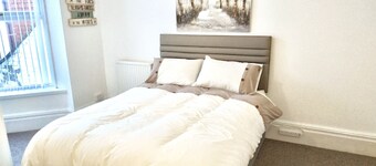 Studio for 2 (ground floor) in fashionable North Shore