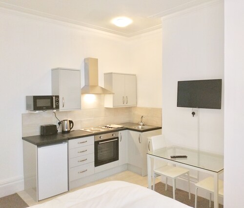 Studio for 2 (ground floor) in fashionable North Shore