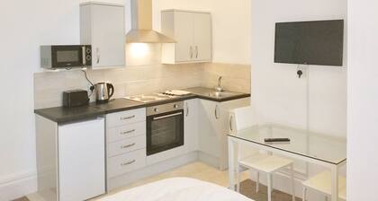Studio for 2 (ground floor) in fashionable North Shore