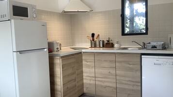 Réfrigérateur, micro-ondes, plaque de cuisson, lave-vaisselle